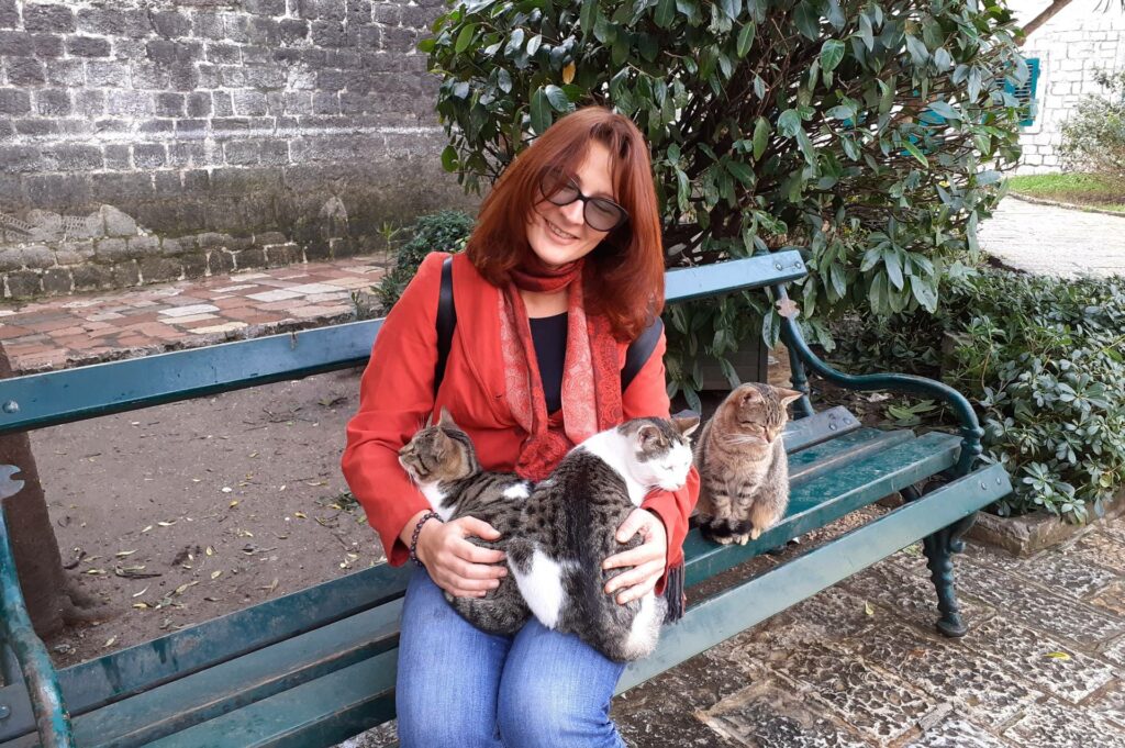 Annika Senger mit Katzen